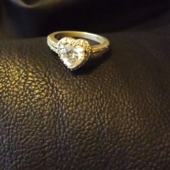 Elegant 925 Silver CZ Heart Ring - Picture 5 of 5